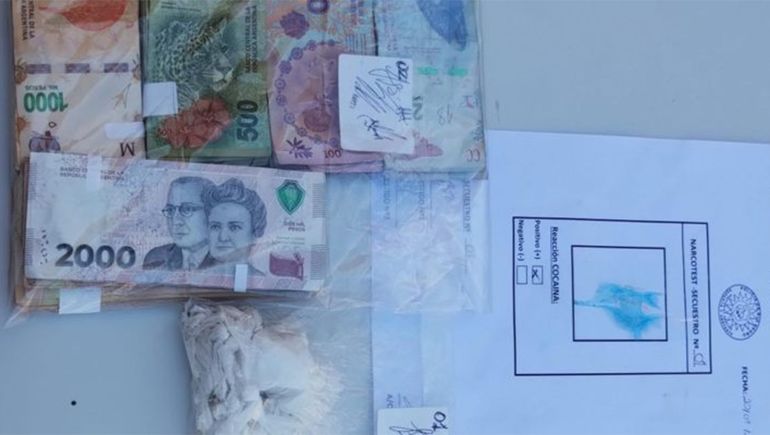 Quería escapar de un allanamiento por el fondo de su casa, pero la Policía lo emboscó en el patío de su vecino