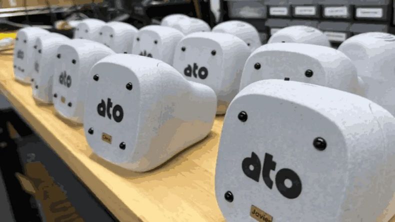 El creador de Ato, Juan Cereigido, desarrolló un asistente con inteligencia artificial que ayuda a los adultos mayores a comunicarse y sentirse acompañados. | LMCipolletti.com El creador de Ato, Juan Cereigido, desarrolló un asistente con inteligencia artificial que ayuda a los adultos mayores a comunicarse y sentirse acompañados.