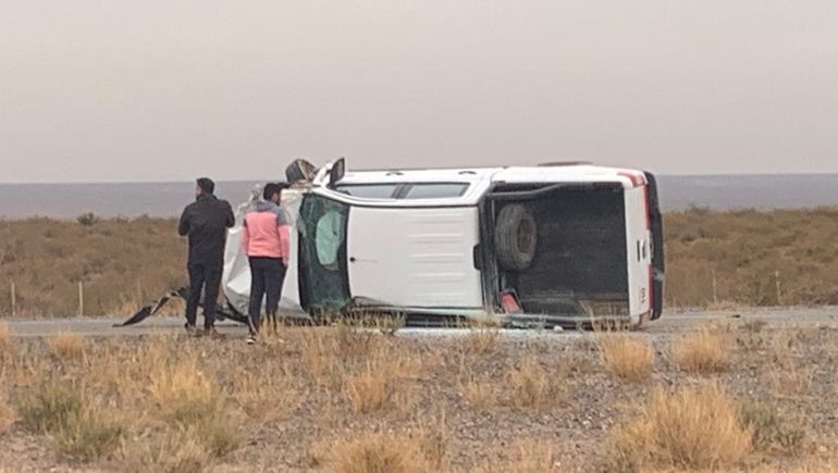 Intentó un sobrepaso, chocó a un camión y volcó camino a Mari Menuco