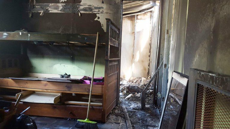 La vivienda del barrio Santa Clara sufrió graves daños por el incendio. Los bomberos creen que el rayo fue atraído por una antena de TV satelital.