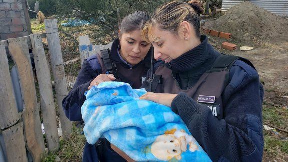 Policías que asistieron un parto se reencontraron con el bebé