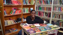Sara, la haitiana que es un libro abierto y la rompe en la Biblioteca.