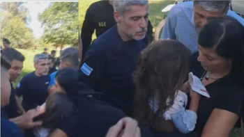 En medio de la desesperación, la familia y las autoridades pudieron confirmar que la nena estaba con vida. | LMCipolletti.com En medio de la desesperación, la familia y las autoridades pudieron confirmar que la nena estaba con vida.