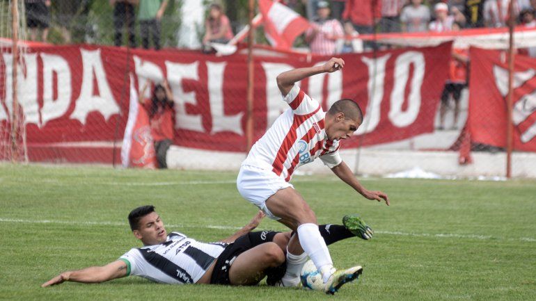 A Velázquez ya lo habían expulsado contra Independiente de Neuquén en La Chacra. Contra Roca sumó su segunda roja.