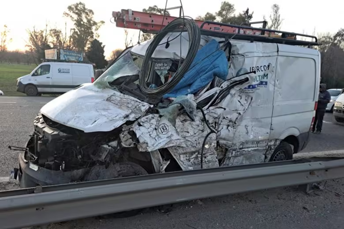 Camioneta llena de adolescentes chocó contra otra: murió un conductor