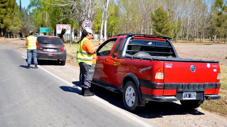Los inspectores de tránsito trabajan para mejorar la seguridad vial.