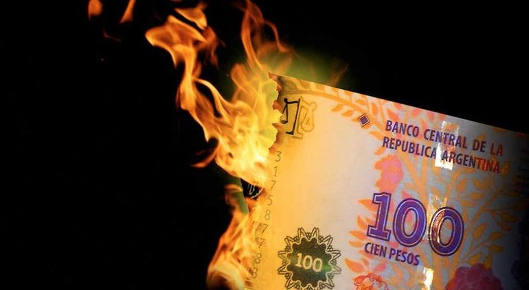 Triste récord: el peso argentino fue una de las monedas que más se devaluó en 2023