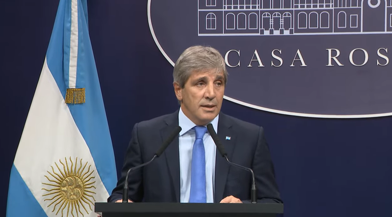 El ministro de Economía anuncia medidas sobre dólares