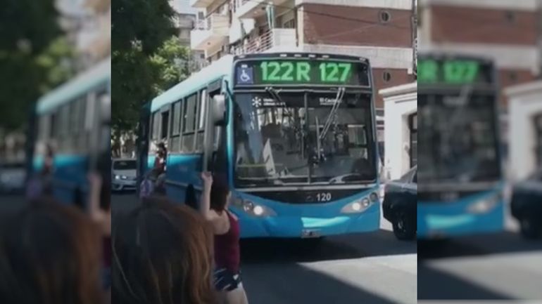 Día de furia: una mujer apedreó un colectivo por llegar tarde