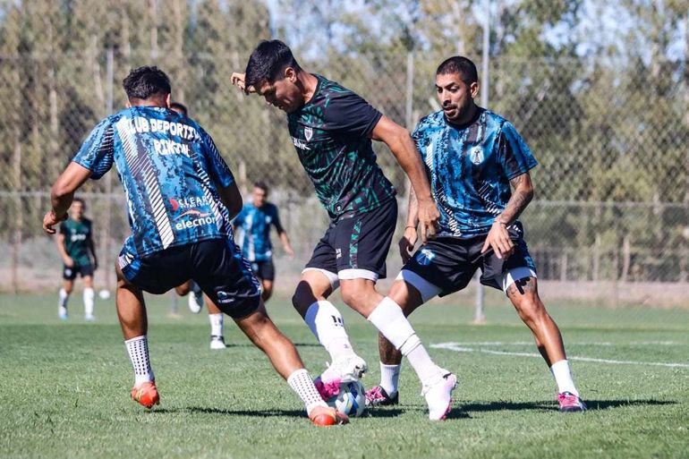 Deportivo Rincón y Cipolletti ya se vieron las caras en un amistoso de pretemporada. Fotos: Anahí Cárdena