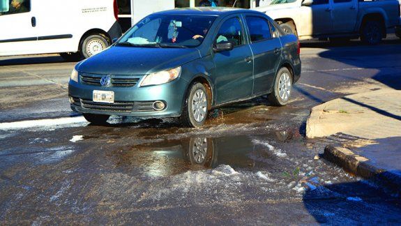 Piden precaución para circular por la presencia de hielo en las calles