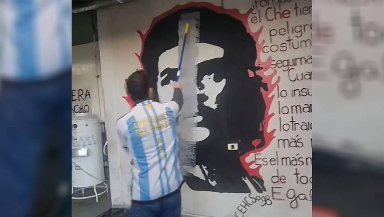 Marco Fattorello, el profesor libertario que se hizo viral por tapar murales del Che Guevara, quiere ser diputado nacional. Marco Fattorello, el profesor libertario que se hizo viral por tapar murales del Che Guevara, quiere ser diputado nacional.
