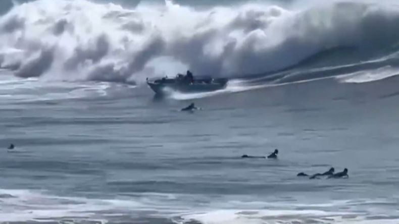 Todos los ocupantes salieron despedidos al agua en plena zona de rompiente.
