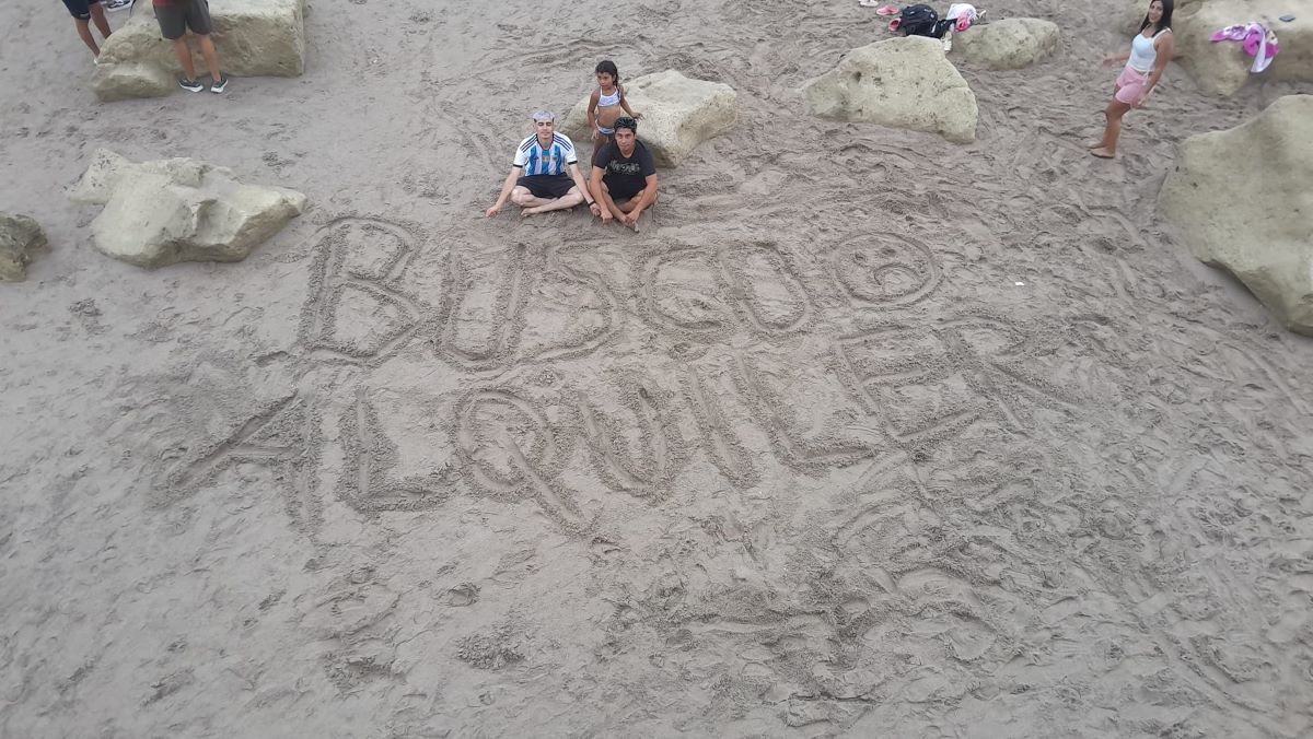 Naty tuvo la idea de dibujar su pedido en la playa y la imagen se viralizó. Las Grutas completó su disponibilidad de alojamientos en este carnaval.&nbsp;
