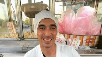 Es cirujano y vende pochoclos en Rosario: Soy feliz ahí