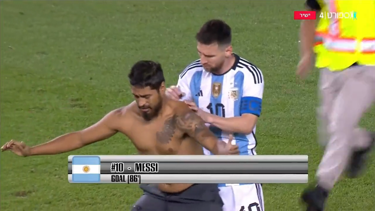 Así quedó el autógrafo de Messi al hincha que invadió el campo