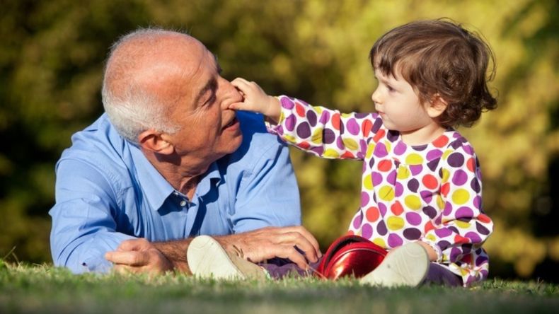 La nueva Argentina del 2040: baja fecundidad, vida más larga y desafíos en salud y educación