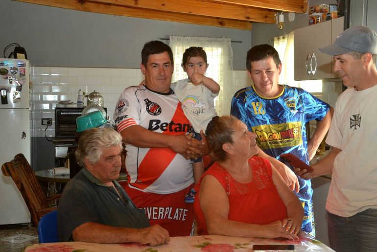 Los hermanos, sus tíos y el resto de sus círculos íntimos recibieron de la mejor manera al equipo de LMC.
