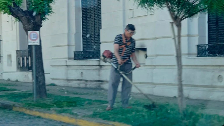 Por un paro de municipales, un intendente salió a cortar el césped