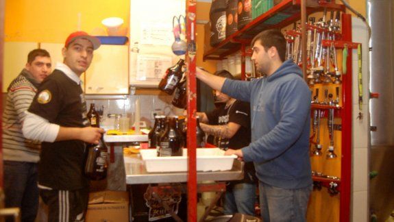 Cada vez que juega la selección la cervecería Kürüf, del barrio San Pablo, se queda sin stock.