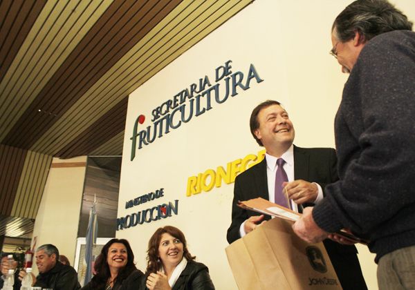 Maquinarias y anuncios para productores