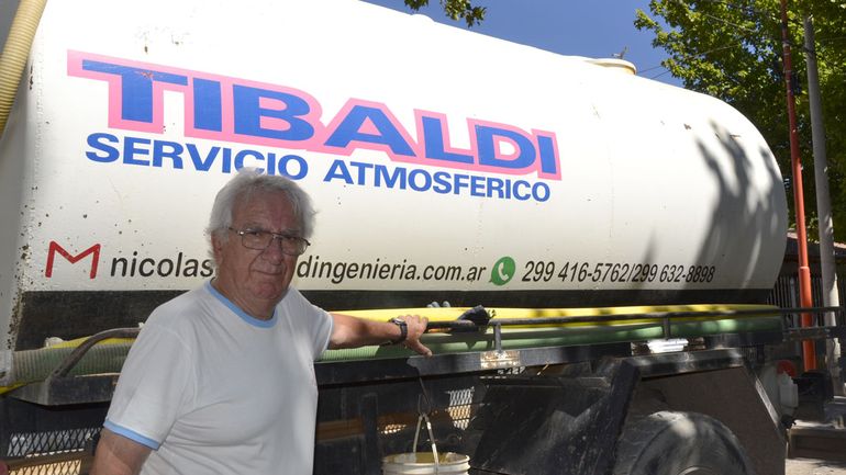 Con el Tanque se gana unos pesos adicionales a su humilde jubilación.