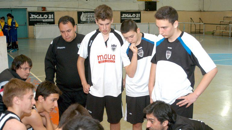Los infantiles en plena charla técnica.