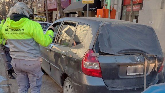 Le retuvieron el auto por no tener papeles y agredió a inspectores