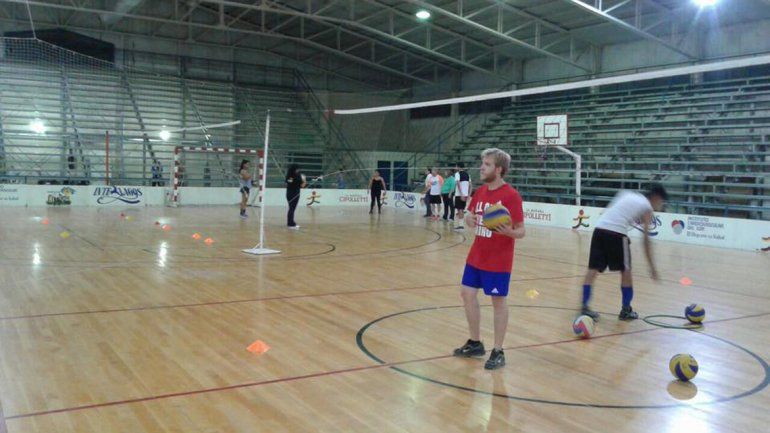 Vóley es una de los disciplinas que practicarán los alumnos.