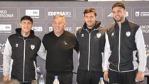 Gutiérrez junto a Leandro Vella y Cristian González, los otros refuerzos, presentados por el dirigente Marcelo Bastías. Gutiérrez junto a Leandro Vella y Cristian González, los otros refuerzos, presentados por el dirigente Marcelo Bastías.