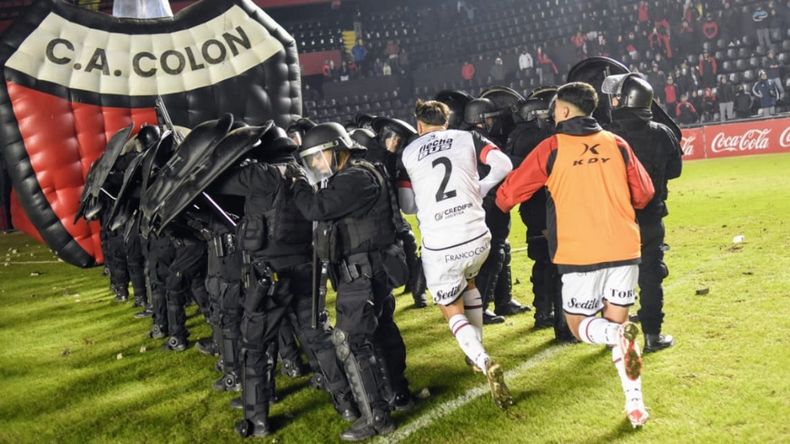 Insólito: el partido de Colón se suspendió por incidentes pero seguirá este martes