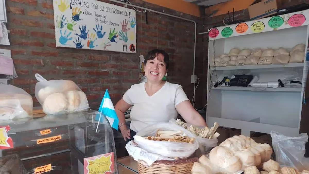 Daniela Delgado, la panadera que le saca una sonrisa diaria a los vecinos que más lo necesitan.