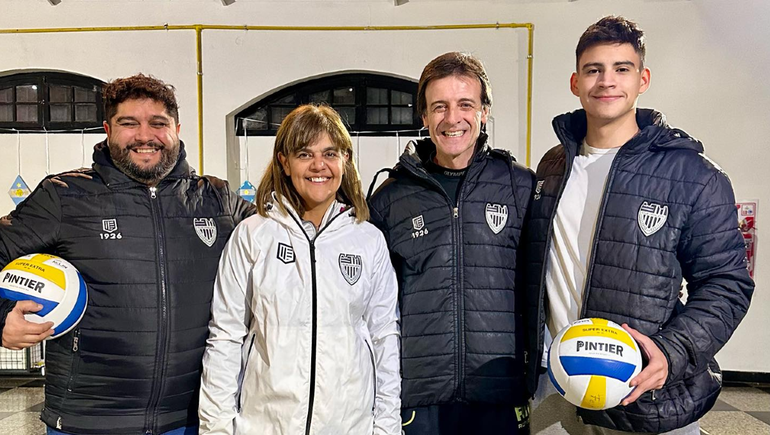 En el medio Devia junto a la presidenta Mónica del Río. Hernán López Sosa y Juan Rivas