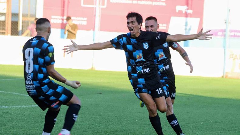 Fernando Inda festeja su gol contra Colón de San Justo. Fotos: Fabián Ceballos 