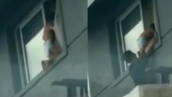 Dramático rescate de un bebé que caminaba al filo de un segundo piso