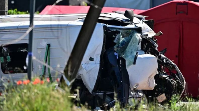 El choque entre la combi escolar y el tren ocurrió en un paso a nivel de la localidad belga de Buggenhout (Foto: AP/Koen Baten). | LMCipolletti.com El choque entre la combi escolar y el tren ocurrió en un paso a nivel de la localidad belga de Buggenhout (Foto: AP/Koen Baten).