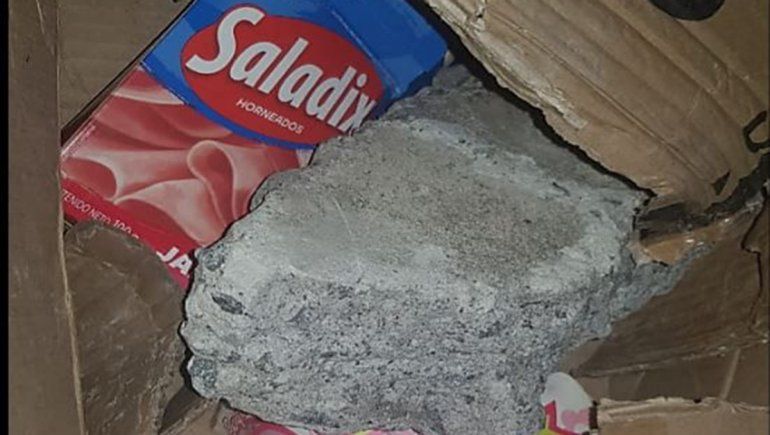 Una mujer compró&nbsp; dos cubiertas de auto por Mercado Libre y le mandaron una piedra y cartones.