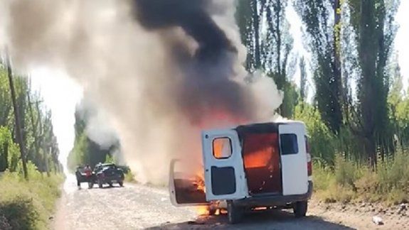Susto: se le prendió fuego la camioneta cerca de Cuatro Esquinas