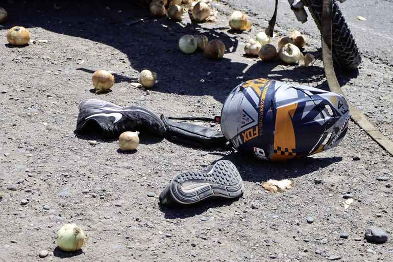 Pertenencias del motociclista embestido, incluso una bolsa de cebollas, quedaron esparcidas por el piso, lo que muestra la violencia del impacto. 