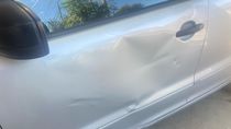 El auto del chofer de Uber resultó con abolladuras. El denunciante dijo que reclamará que le paguen los daños. Hizo la denuncia penal. Foto: Gentileza.