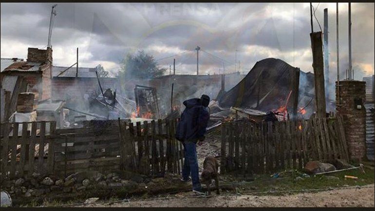 Dejó encerrados a sus hijos, se quemó la casa y murieron