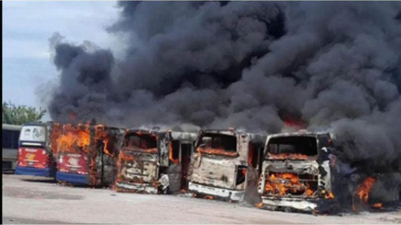 Feroz incendio en un galpón de colectivos: hay 10 unidades afectadas