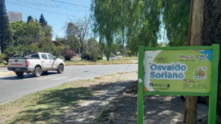 Osvaldo Soriano fue homenajeado por la ciudad. Una plaza lleva su nombre. Osvaldo Soriano fue homenajeado por la ciudad. Una plaza lleva su nombre.