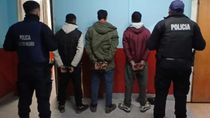 Los tres detenidos, luego de haber escapado de la policía en un auto cuya procedencia se desconoce. 