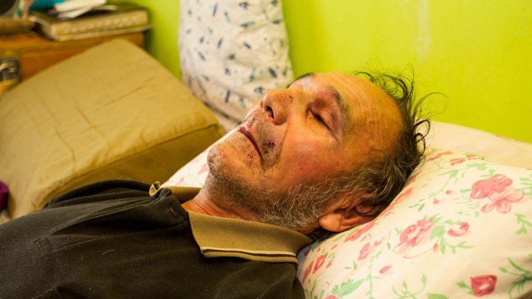 El abuelo de 71 años sufrió varios golpes en el rostro y el cuerpo