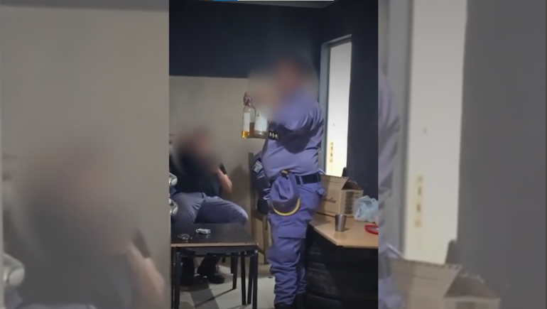 Se viralizó un video de dos policías tomando alcohol en hora de servicio.