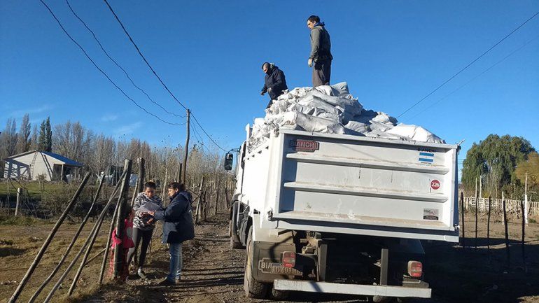 En algunos barrios ya se completó la entrega de la leña del Plan Calor.&nbsp;