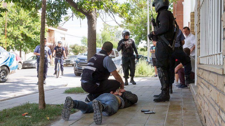 Coraje: corrió a un ladrón y lo redujo tras derribarlo
