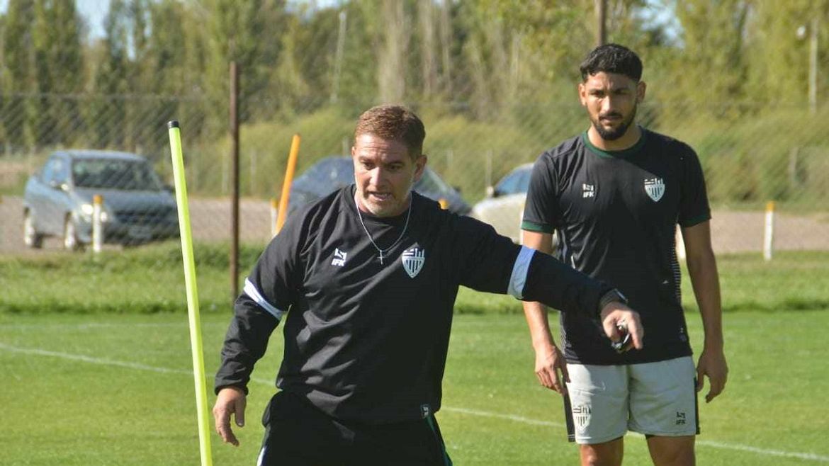 Fabián Enríquez asumió como nuevo entrenador del Albinegro tras el debut ante Atenas de Río Cuarto. Fotos: Antonio Spagnuolo | LMCipolletti.com Fabián Enríquez asumió como nuevo entrenador del Albinegro tras el debut ante Atenas de Río Cuarto. Fotos: Antonio Spagnuolo
