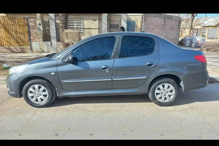 El auto que los delincuentes robaron desde el interior de la casa.